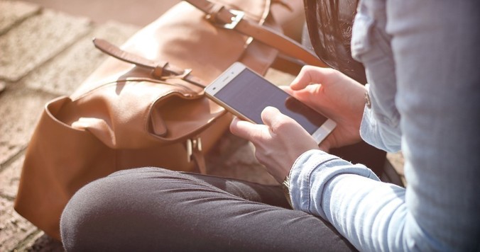 SNSに依存している女性は美しいのか？