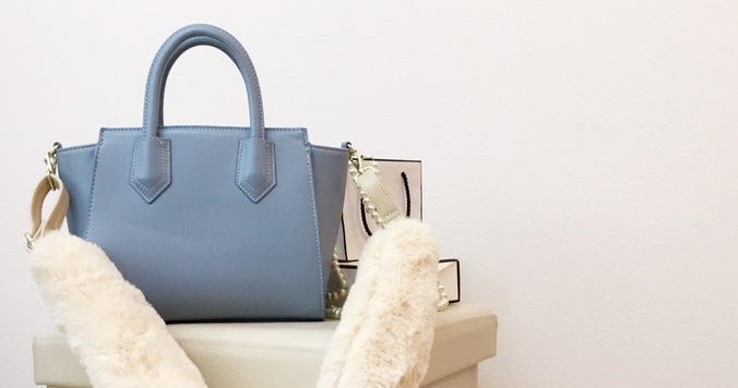 １本で秋を先取り。GUフェイクファーバッグストラップが使える