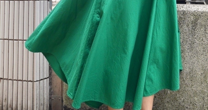 【おしゃれびとスナップ #12】スカートで取り入れる、華やかグリーン