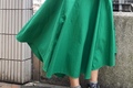 【おしゃれびとスナップ #12】スカートで取り入れる、華やかグリーン