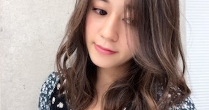 白髪は暗く染めずに活かす！　ハイライトカラーがおすすめの理由