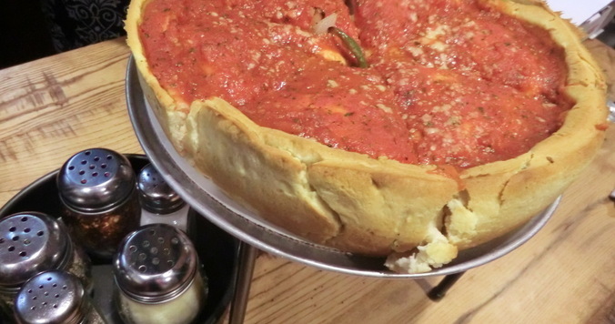 衝撃の見た目！　極厚10cmのアメリカンなグルメピザに挑戦【オトナの美旅スタイル ＃25】