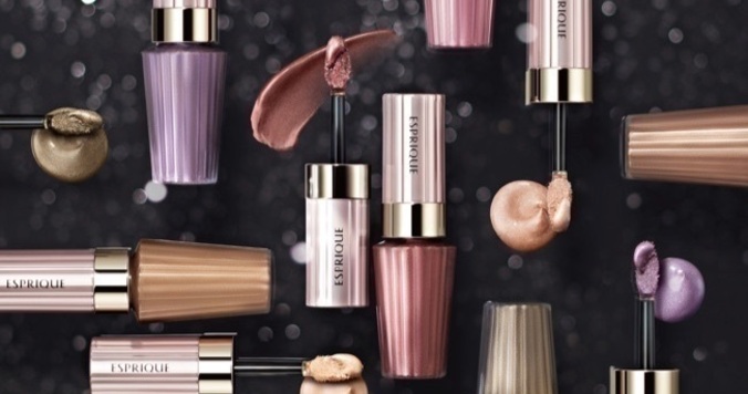 チップでまぶたにひと塗りでOK。目元輝くリキッドアイカラー