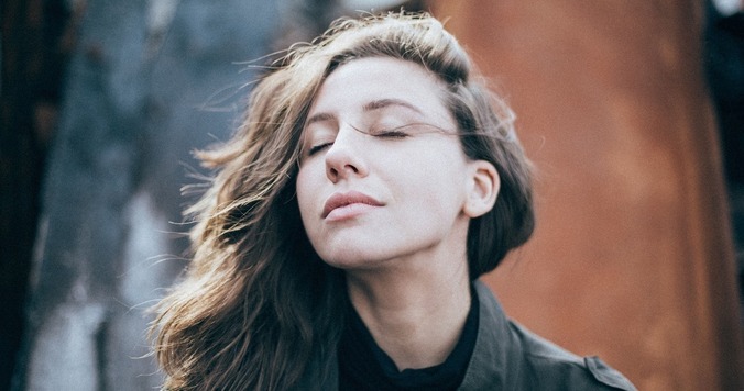 パリジェンヌの秋ファッション、基本アイテムと旬な足元に注目！