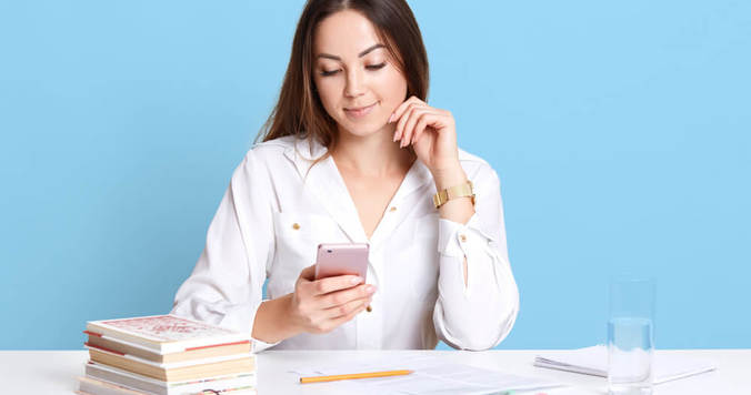 二重あごの原因は姿勢と習慣。年齢のせいじゃなかった……！