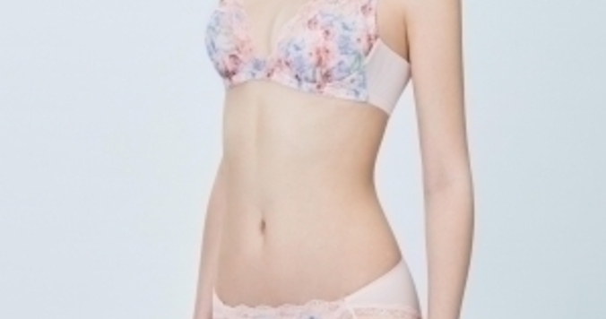 「大きな胸を小さく見せるブラ」から、背中の段差を軽減するブラが新発売