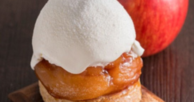 焼リンゴとホイップクリームが贅沢すぎる「ほぼ“まるごと”焼リンゴパイ」