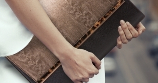 PCを持ち歩く姿が凛とする。才色兼備なビジネスクラッチ「DANA」