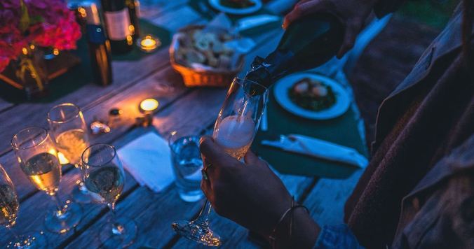 【恋愛心理テスト】飲み会のポジショニングテクニック