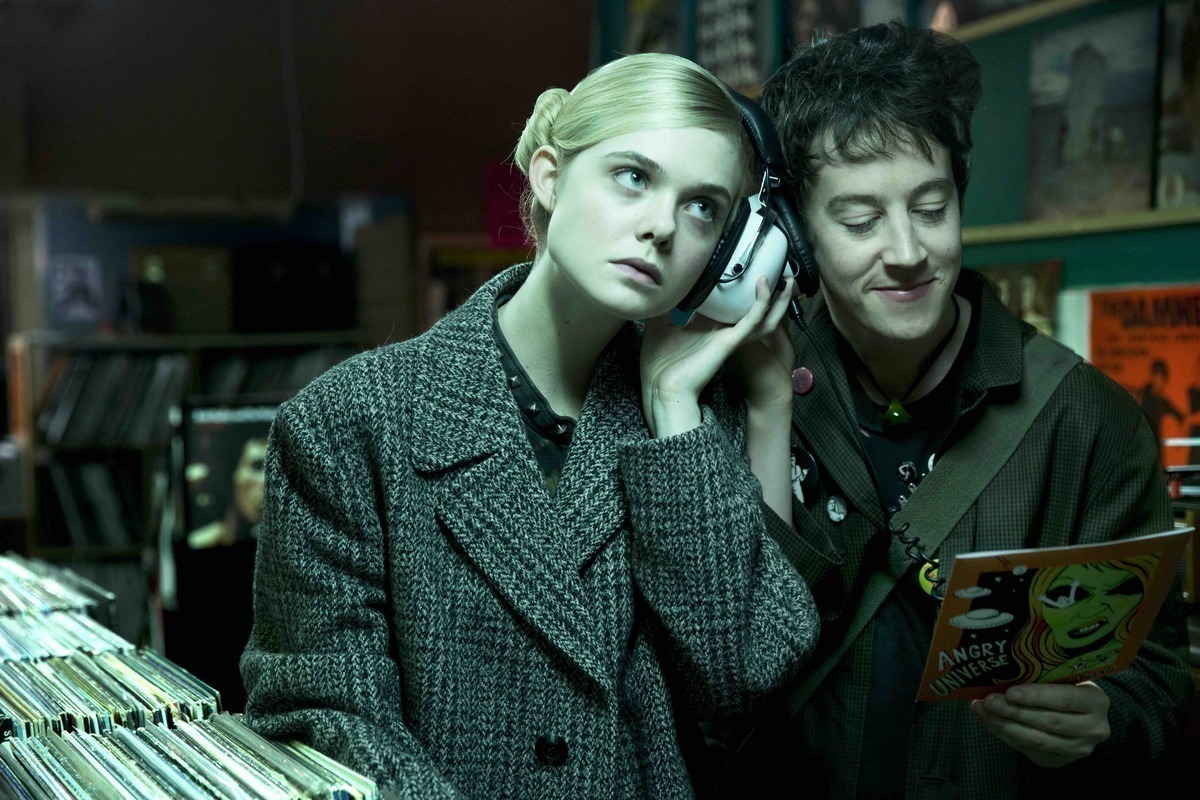 ブッ飛んでる! だけど切ない『パーティで女の子に話しかけるには』- 古川ケイの「映画は、微笑む。」#30