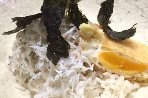 ご飯の美味しさが引き立つ! 巾着卵とシラス丼【パリから届いた料理#1】