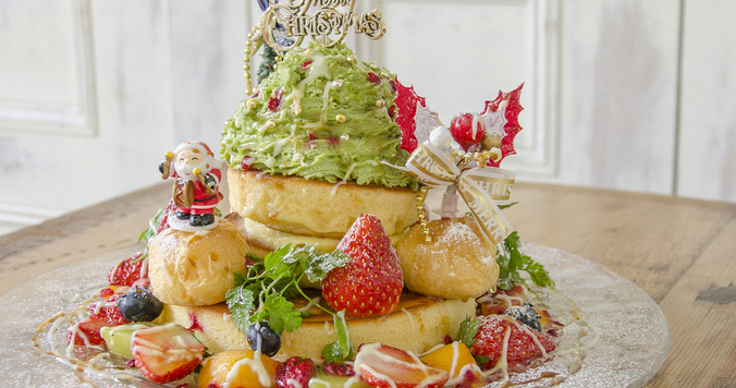 ピスタチオクリームと特製ソースでできた「クリスマスツリーパンケーキ」