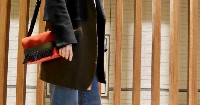 【おしゃれびとスナップ＃27】エッジの効いたバッグで、冬の装いをカラフルに