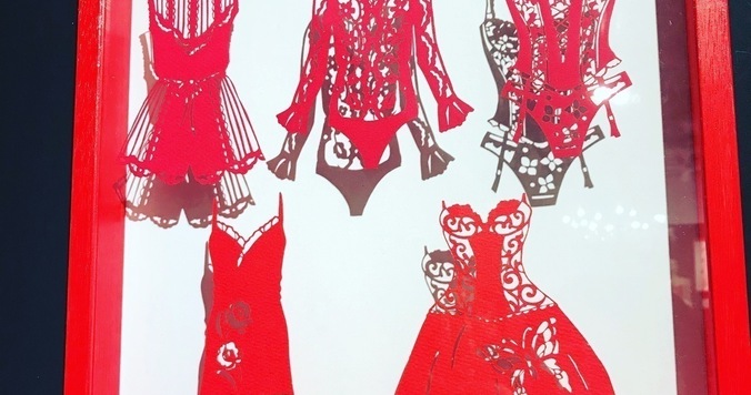 切り絵で作られた繊細なランジェリーにうっとり