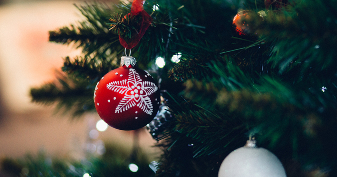 【恋愛心理テスト】クリスマスツリーのオーナメントで占う秘密の恋