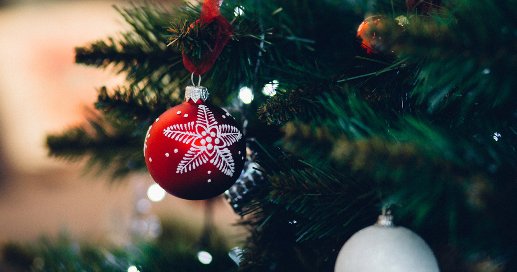クリスマスツリーにどのオーナメントを飾るかでわかる秘密の恋