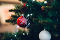 【恋愛心理テスト】クリスマスツリーのオーナメントで占う秘密の恋