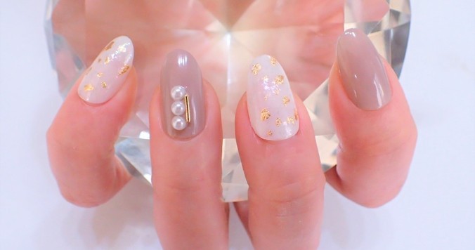 パーツを縦に並べるだけ。オフィス映えネイルの簡単なやり方【マニキュアでセルフネイル】