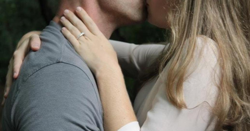 幸せなセックスは「与えあう」、不幸せなセックスは「要求する」