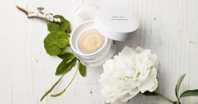くすみ肌を瞬間補整する、軽やかなルースパウダー「imini リペアミネラルルース」