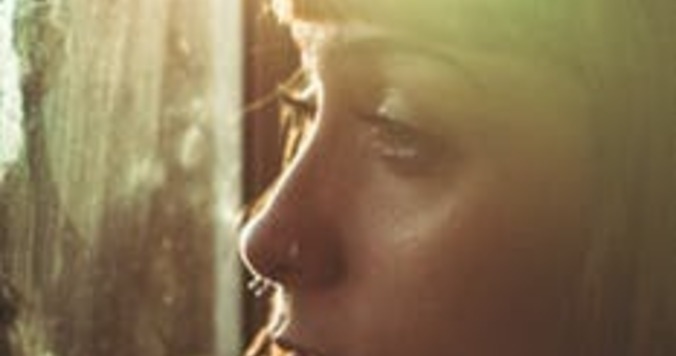 電車の窓に映る自分の顔がひどい。でも直視すべきふたつの理由