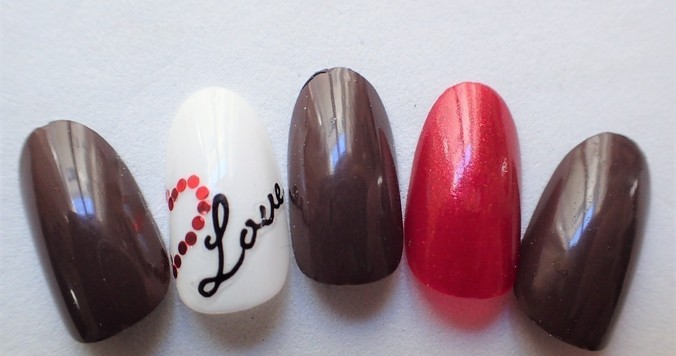 甘すぎないかわいさ！　バレンタインネイルの簡単なやり方【マニキュアでセルフネイル】