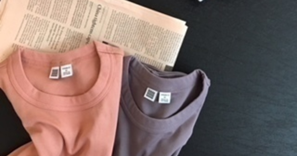 Uniqlo UのTシャツはベーシックカラーより「きれい色」が買いです