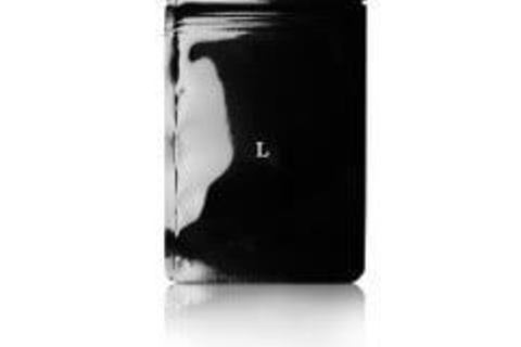 纏うだけで喜びあふれる。漆黒のボトルに秘められたフレグランスオイル