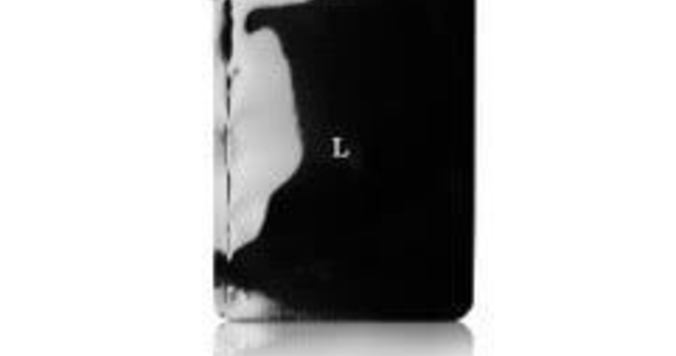 纏うだけで喜びあふれる。漆黒のボトルに秘められたフレグランスオイル