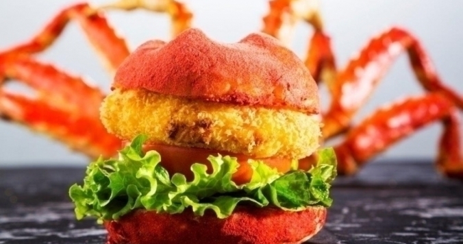 「苺×タラバ蟹」の組み合わせが新鮮な高級バーガー