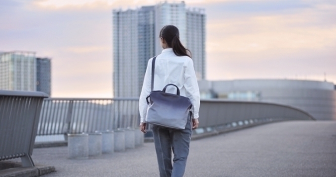 夜明けの色彩と地平線のフォルムを表現したバッグ「yoake」