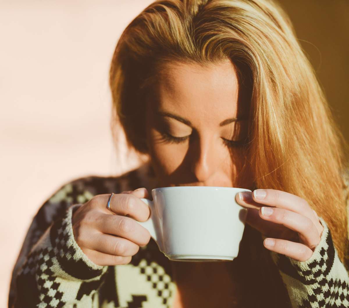 喫茶店のモーニングを食べる女性は優雅である。あなただけの上質な朝の時間。