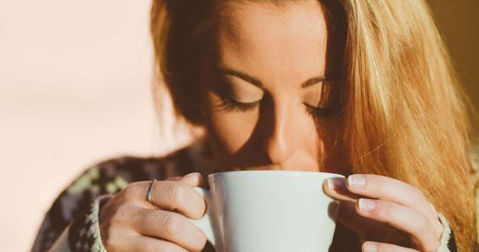 喫茶店のモーニングを食べる女性は優雅である。あなただけの上質な朝の時間。