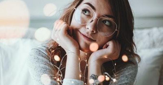 小顔に見せる、大人のナチュラルメイク術