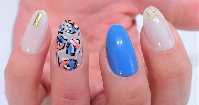 目を引くデザイン！　ブルー×オレンジの爽やか春夏ネイル【マニキュアでセルフネイル】