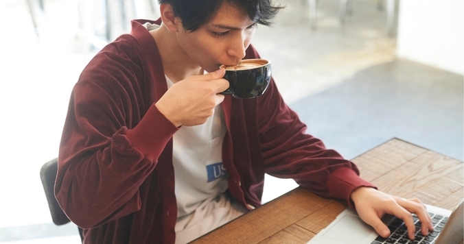 奥手男子が恋に積極的になれない理由と、それでも好きな人に出す脈ありサイン