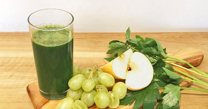 ヒューロムスロージューサーでつくる、明日葉を使った「二日酔い改善ジュース」