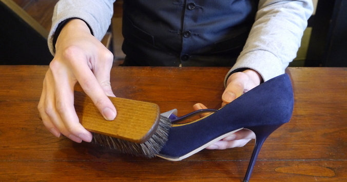 スエード靴のお手入れ方法。専用ブラシと防水スプレーがあればいい。