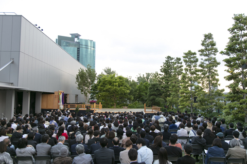 天空のもとで見る能楽の世界──開業１周年を記念してGINZA SIXガーデンで薪能を開催