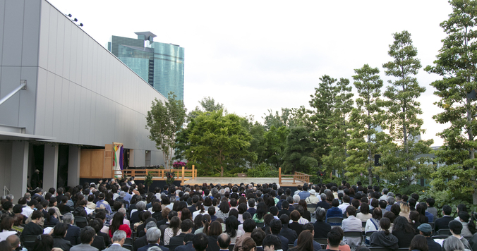 天空のもとで見る能楽の世界──開業１周年を記念してGINZA SIXガーデンで薪能を開催