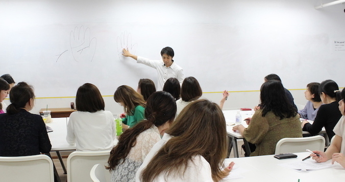 手相で仕事運を最大限に引き出す！人気占い師 星健太郎の手相占いワークショップをレポート