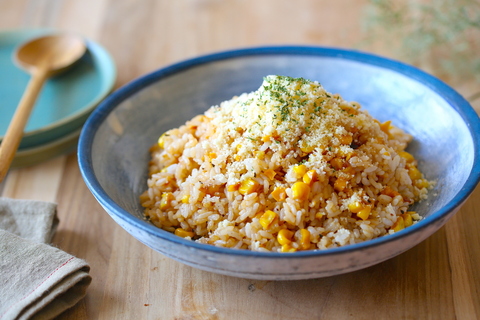 やみつきになる......ご飯に混ぜるだけ「焼きもろこし風ガリバタチーズ飯」