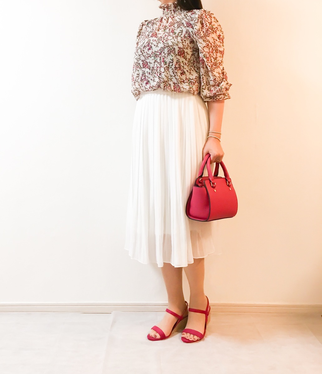 UNIQLOのシフォンプリーツスカートが優秀。白×赤のきれいめ夏コーデに