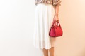 UNIQLOのシフォンプリーツスカートが優秀。白×赤のきれいめ夏コーデに