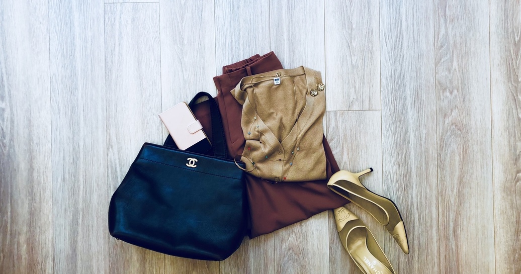 UNIQLOライトVネックカーディガンが優秀。品良く見えて涼しいです