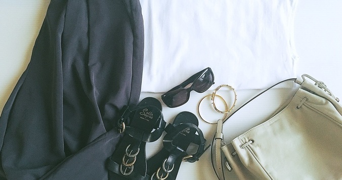 シンプルコーデでスタイルアップ。縦ラインを強調し、重心を上げるコツ