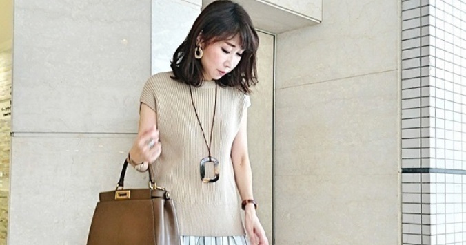 バックシャンなベージュニットが活躍。大人の着こなしが叶います