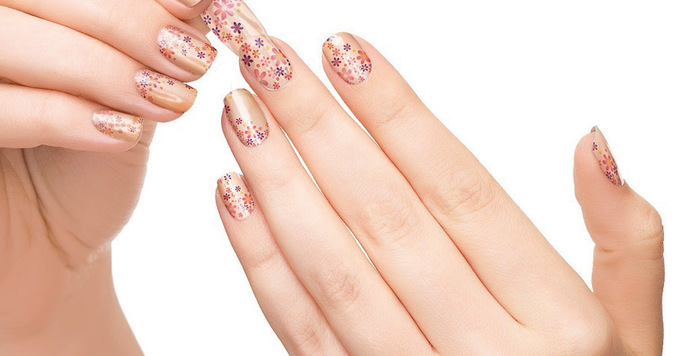 乾かす時間ゼロ。本物の色とツヤを楽しめる「貼るだけマニキュア」