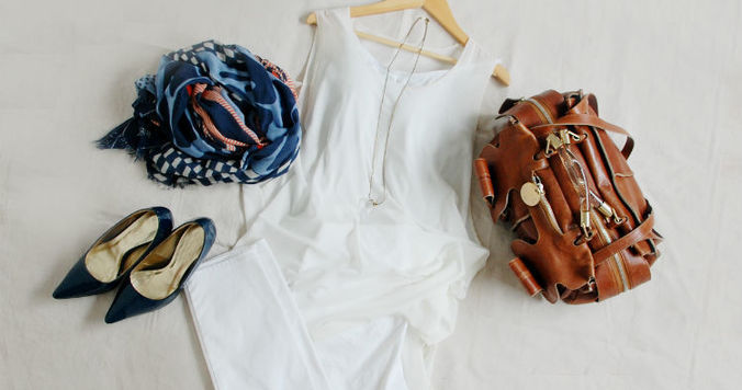 シンプルな白パンツで作る、大人のホワイトワントーンコーデ