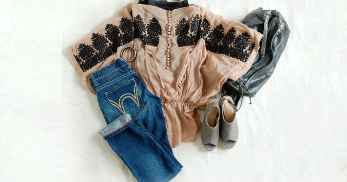 フェミニンなシースルーシャツは、カッコよく着こなす